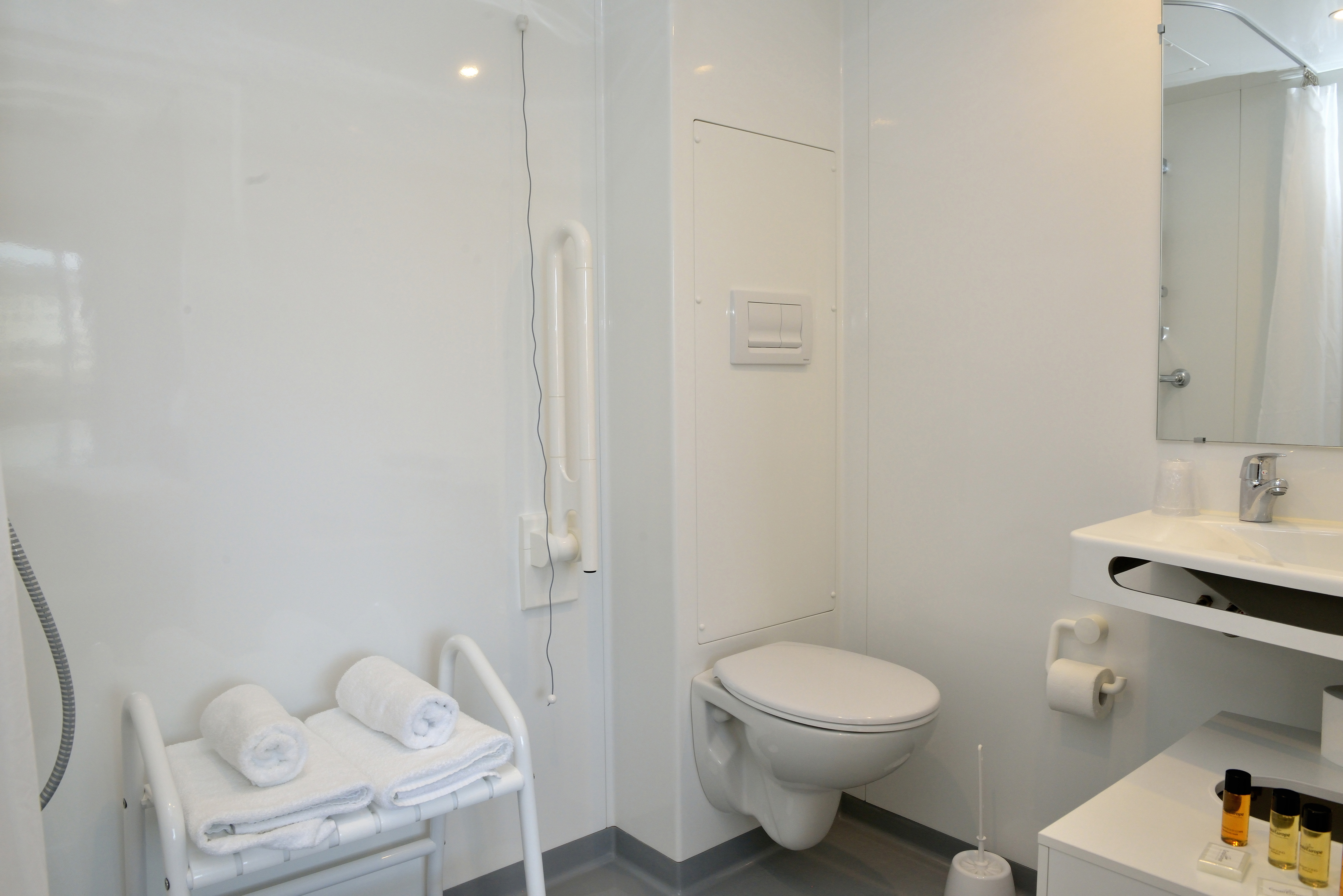 CroisiEurope MS Loire Princesse Disabled Cabin 2.jpg